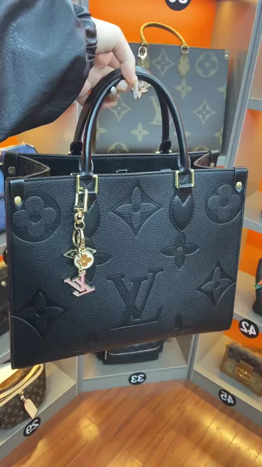 Bolsa Louis Vuitton OnTheGo preta em couro gravado
