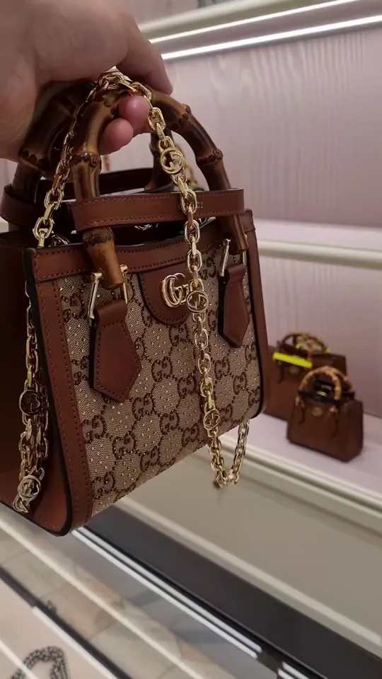 Bolsa Gucci com alças de bambu e corrente dourada