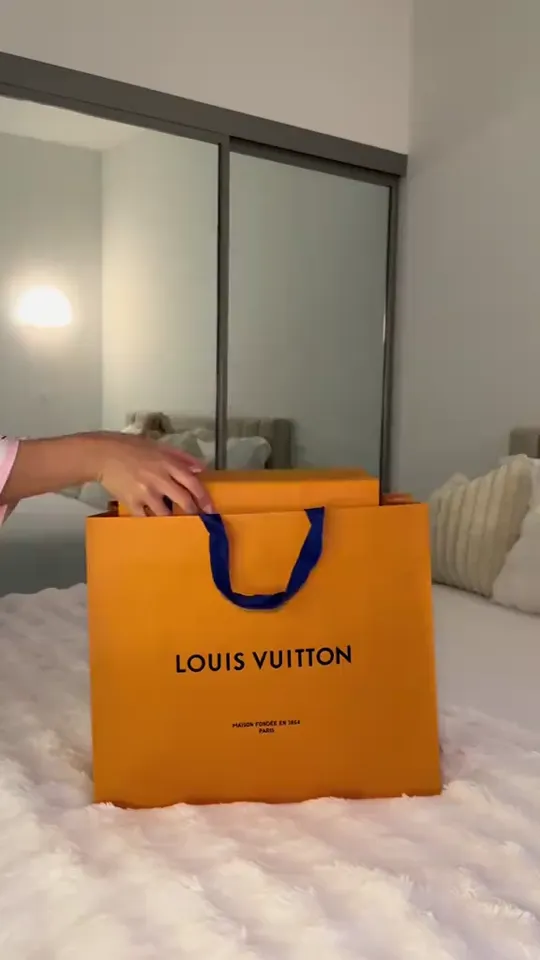 Abertura da caixa laranja Louis Vuitton